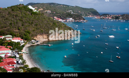 Il villaggio di Corossol e il porto della baia Gustavia in lontananza aerea di St Barts Foto Stock