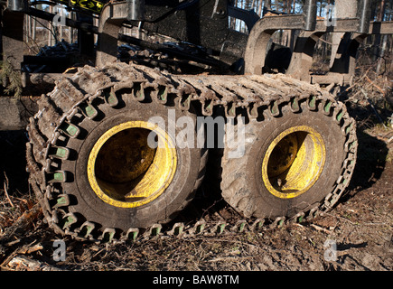 Pneumatici forwarder John Deere 1110D ECO III con battistrada caterpillar installati , Finlandia Foto Stock