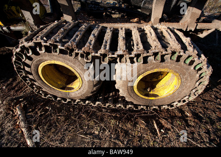 Pneumatici forwarder John Deere 1110D ECO III con battistrada caterpillar installati , Finlandia Foto Stock