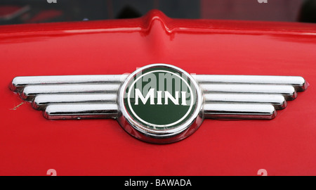 Logo/logo Mini cooper Classic British Racing Green sul cofano rosso carrozzeria Foto Stock