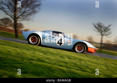 La Ford GT40 nel profilo di panning.blu e livrea arancione con il numero 4 etichette Foto Stock