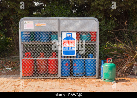 Una gabbia con butano e propano di gas in bottiglie per la vendita in un regno unito centro giardino vendita di gas Foto Stock