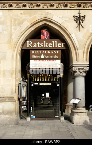 Ristorante Ratskeller, ingresso, porta, Marienplatz Monaco di Baviera, Baviera, Germania, Europa Foto Stock