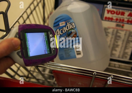 Scansione! È un dispositivo portatile che consente agli acquirenti di eseguire la scansione e la borsa la loro spesa in negozio, che necessitano solo di pagare al momento del check-out. Foto Stock