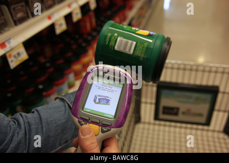 Scansione! È un dispositivo portatile che consente agli acquirenti di eseguire la scansione e la borsa la loro spesa in negozio, che necessitano solo di pagare al momento del check-out. Foto Stock