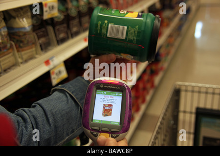 Scansione! È un dispositivo portatile che consente agli acquirenti di eseguire la scansione e la borsa la loro spesa in negozio, che necessitano solo di pagare al momento del check-out. Foto Stock