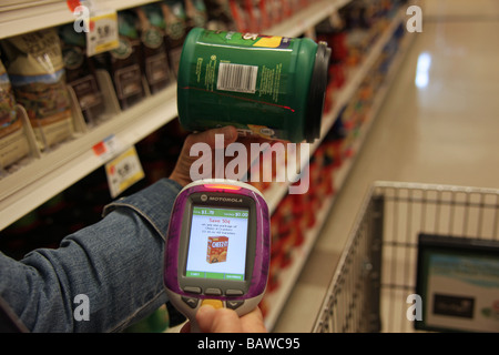 Scansione! È un dispositivo portatile che consente agli acquirenti di eseguire la scansione e la borsa la loro spesa in negozio, che necessitano solo di pagare al momento del check-out. Foto Stock