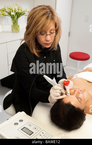 Micro-pigmentazione procedura per le sopracciglia, trucco permanente. Foto Stock