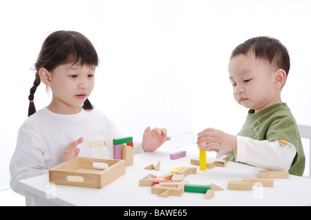 Bambini che giocano i mattoni in aula Foto Stock