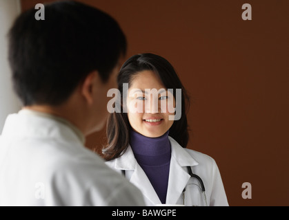 Asian medico donna sorridente Foto Stock