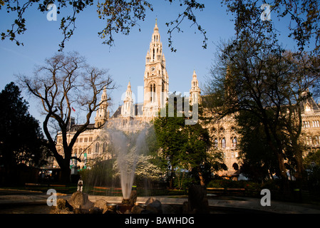 La mattina presto vista della viennese di Rathaus dal parco con fontana in Forefront Foto Stock