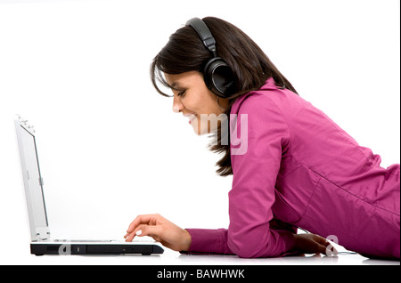 Ragazza l'ascolto di musica online Foto Stock