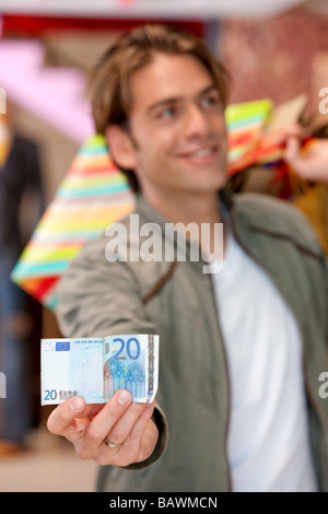 Uomo di shopping con un disegno di legge Foto Stock