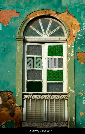 Finestra in una vecchia facciata centro storico Sao Luis Maranhao Brasile Foto Stock