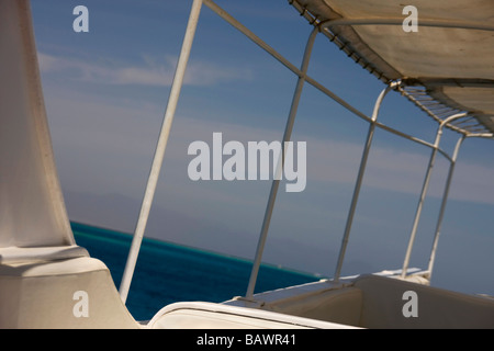 Guardando attraverso la barca surround Sul sun deck Foto Stock