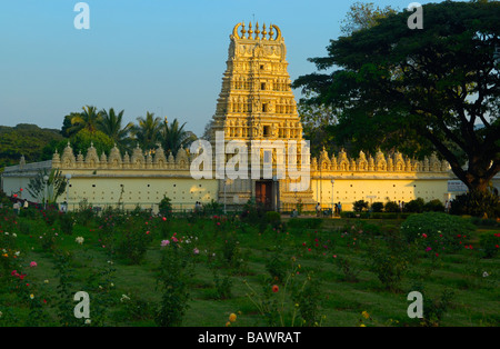 Palazzo Ambavilas (Amba Vilas) in Mysore al tramonto, Karnataka, India. N versioni disponibili. Foto Stock