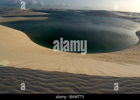 Dune di sabbia intorno al lago Gaivota a Lencois Maranhenses Parco Nazionale di Santo Amaro Maranhão Brasile Foto Stock