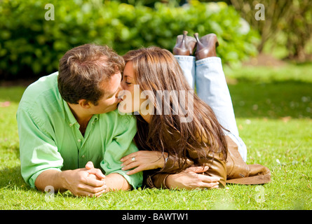 Ritratto di giovane kissing Foto Stock