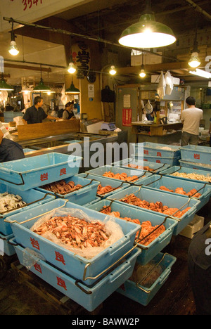 I lavoratori nel mercato del pesce Tsukiji Tokyo Giappone vendono pesce fresco Foto Stock