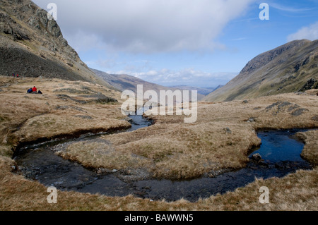 Loop di Grisedale Tarn che guarda alla valle Grisedale, Lake District, Cumbria, Inghilterra Foto Stock