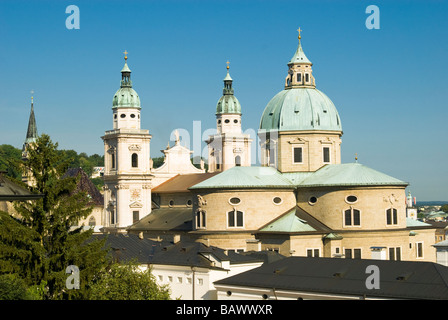 Vista in elevazione della Kollegienkirche e cupole della cattedrale, Salisburgo, Austria, Europa Foto Stock