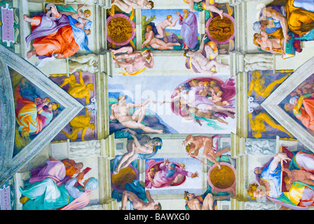 Dipinti ad affresco di Michelangelo all'interno della Cappella Sistina Foto Stock