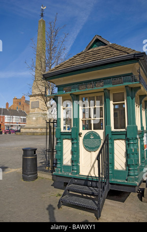 Cabmens riparo edoardiano utilizzato da cabmen in attesa di tariffe nel Market Place Ripon North Yorkshire Inghilterra Regno Unito GB Gran Bretagna Foto Stock