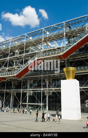 I turisti al di fuori del Musée National d'Art Moderne al Centre National d'Art et de la Cultura Pompidou Foto Stock