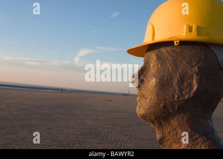 Artista britannico Anthony Gormley "UN ALTRO POSTO' sculture a Crosby Sands Sefton vicino Liverpool England. Foto Stock