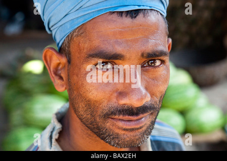 Porter in Crawford mercato di frutta e verdura in Mumbai India Foto Stock