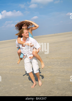 Coppia giovane in spiaggia Foto Stock