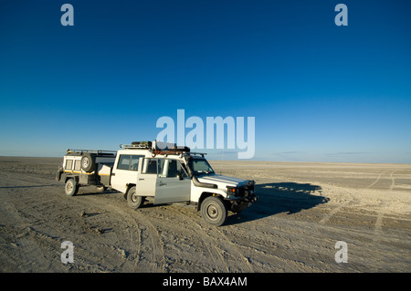 4x4 jeep safari in viaggio attraverso l'Africa Foto Stock