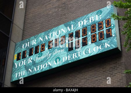 Il debito nazionale orologio nella città di New York, presa del 06 maggio 2009, mostra oltre $11 trilioni di debito nazionale (solo uso editoriale) Foto Stock