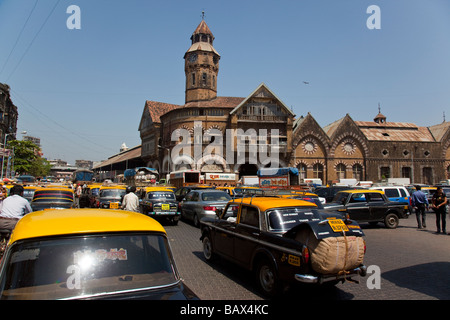 Street nella parte anteriore del mercato Crawford in Mumbai India Foto Stock