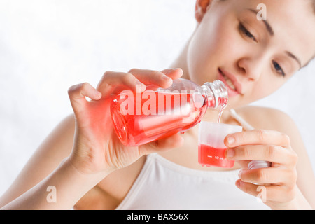 Giovane donna di sciroppo di colata Foto Stock