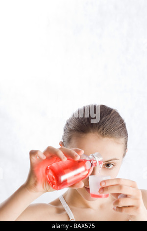 Giovane donna di sciroppo di colata Foto Stock