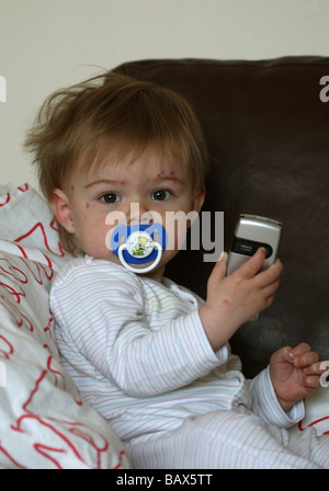 Bambino con la varicella e telefono cellulare Newport South Wales GB UK 2009 Foto Stock