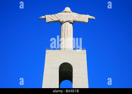 Vista posteriore del Cristo-Rei (Cristo Re) monumento a Lisbona, Portogallo Foto Stock