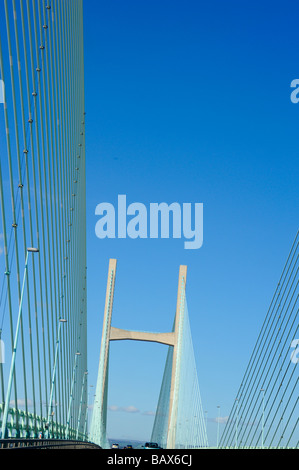 Dettaglio della seconda Severn strada di sospensione ponte che attraversa il Servern estuario e collegamento di Inghilterra e del Galles Foto Stock