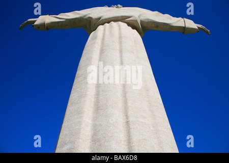 Vista posteriore del Cristo-Rei (Cristo Re) monumento a Lisbona, Portogallo Foto Stock