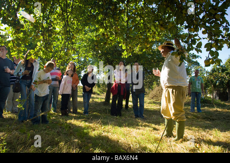 John Riddle conduce una pubblica visita ad un sidro meleto di enigmi sidro Gloucestershire in Inghilterra Foto Stock