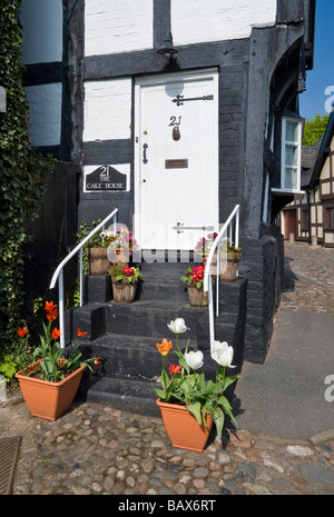 Piuttosto la porta anteriore del Black & White House, n. 21 la torta House, Sandbach, Cheshire, Inghilterra, Regno Unito Foto Stock