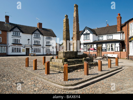 L Antico Sassone attraversa in luogo di mercato, Sandbach, Cheshire, Inghilterra, Regno Unito Foto Stock