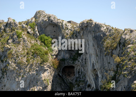 Torre di avvistamento troglodita, Talaia de la Foradada, Sierra de la Forada, Provincia di Alicante, Comunidad Valenciana, Spagna Foto Stock