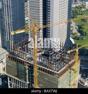 Gru da cantiere sulla cima di un grattacielo nel quartiere Pudong di Shanghai in Cina Foto Stock