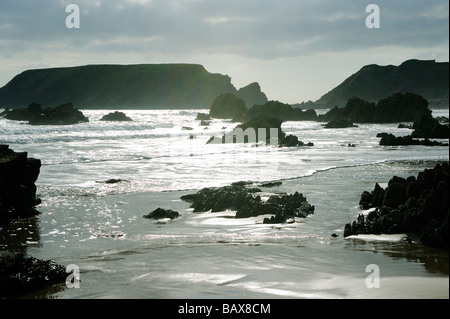 Luce della Sera sulla Marloes Sands vuoto spiaggia rocciosa del Galles,Pembrokeshire, Regno Unito Foto Stock