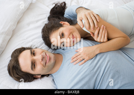 Alta vista angolare di ispanici giovane costeggiata a letto Foto Stock