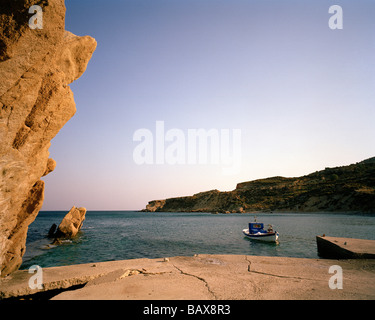 Ikaria, un'isola greca nel Mar Egeo, Grecia. Il porto di Kerame con una barca Foto Stock