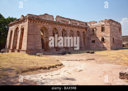 Hindola Mahal o basculante Palace presso le rovine di Mandu nel Madhya Pradesh India Foto Stock