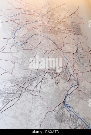 Display multimediale di mappe che mostrano il futuro dimensioni di Parigi, esposti a portare la concorrenza tra i vari progetti. Foto Stock